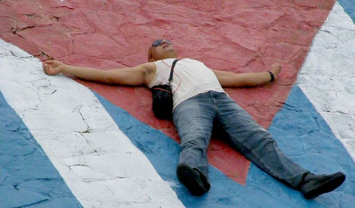 Sobre la bandera. Foto: Didier Cruz.