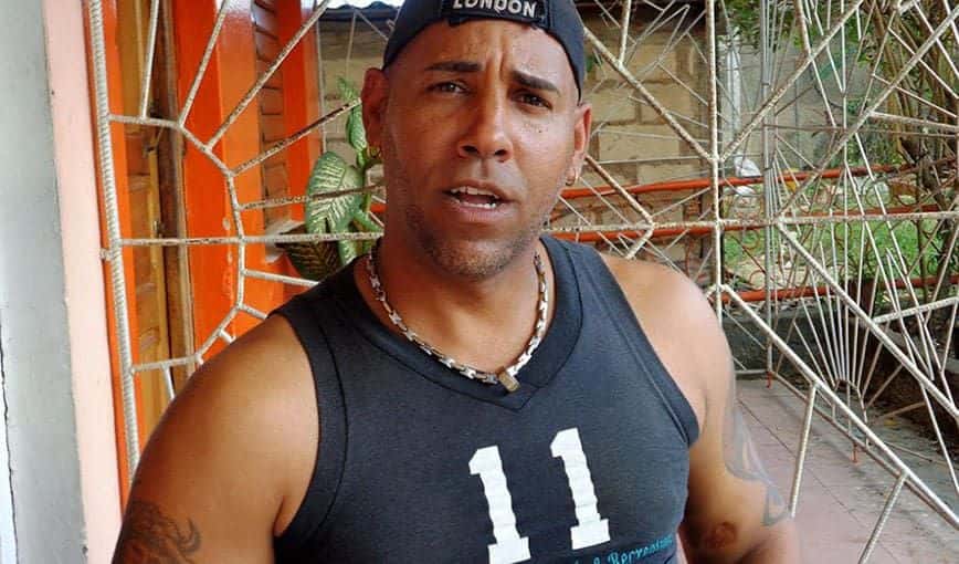 Michel es uno de los tantos cubanos que se han inyectado aceite comestile en los músculos. Foto del autor