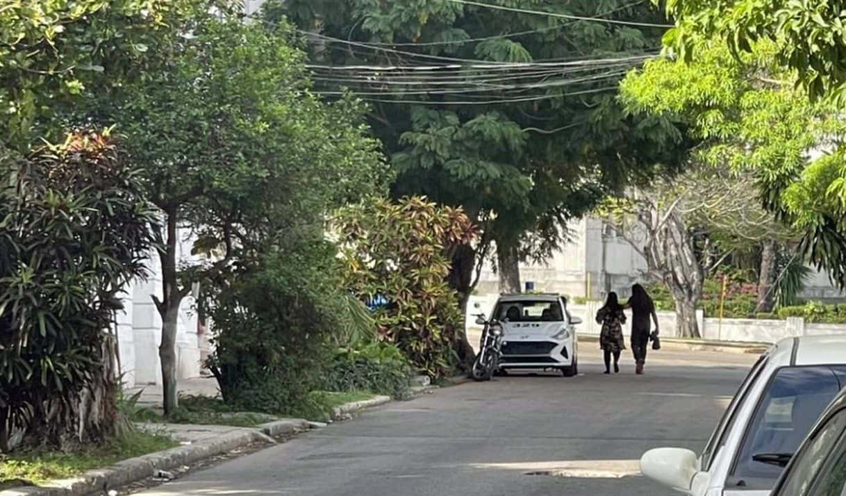 Patrulla vigila la vivienda de Camila Acosta y Ángel Santiesteban. Fuente: Camila Acosta/ X
