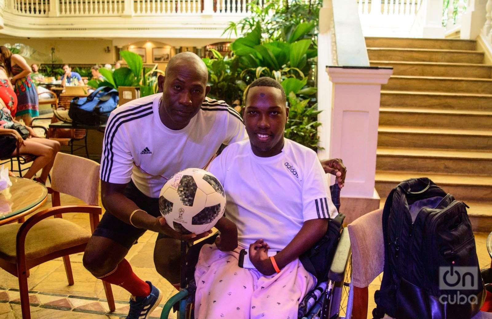 Jarol Quintana junto Erick Hernández, recordista mundial en dominio del balón