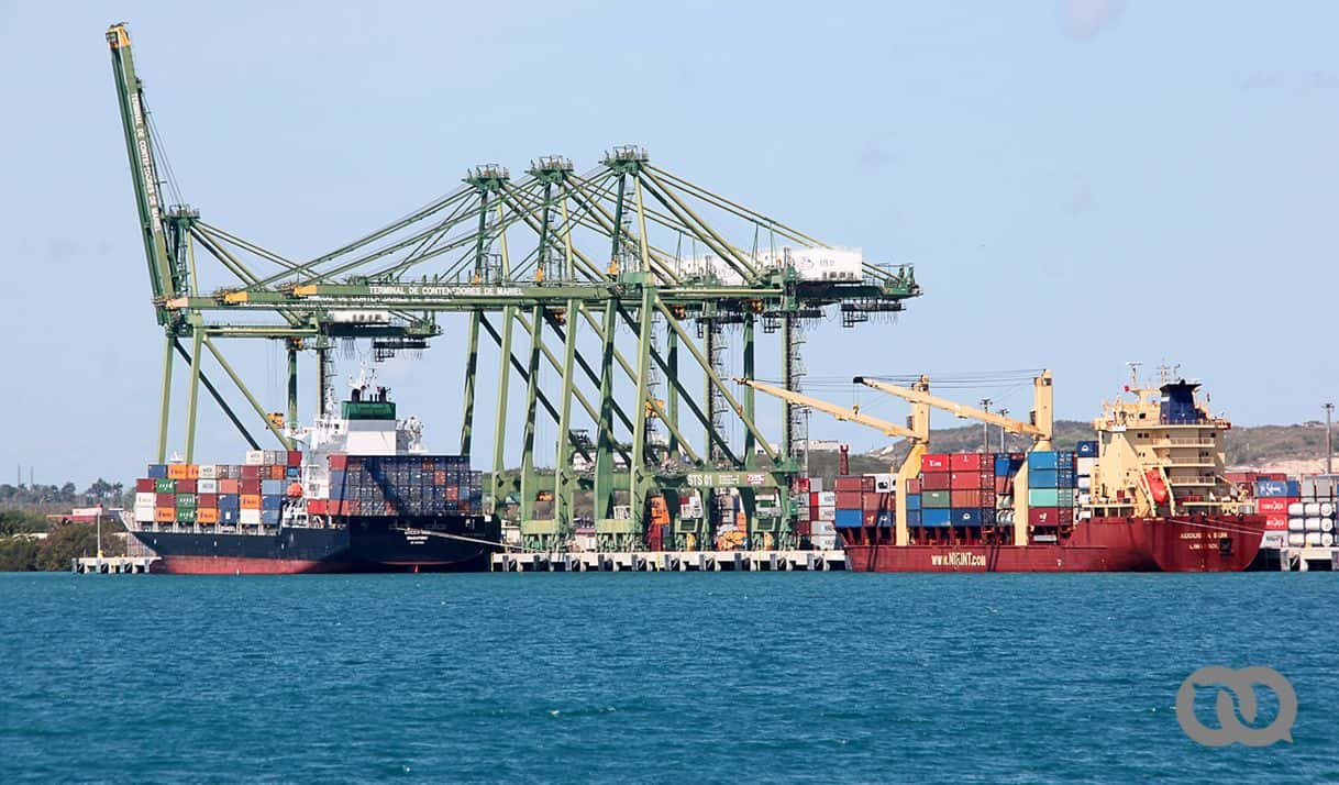 barco contenedores puerto