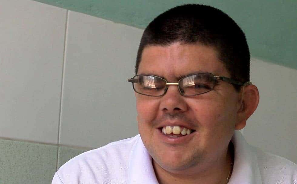 Jorgito es hipoacústico y trabaja como archivista en el Centro de Rehabilitación del Neurodesarrollo que fundó su padre. Foto: Hansel Leyva