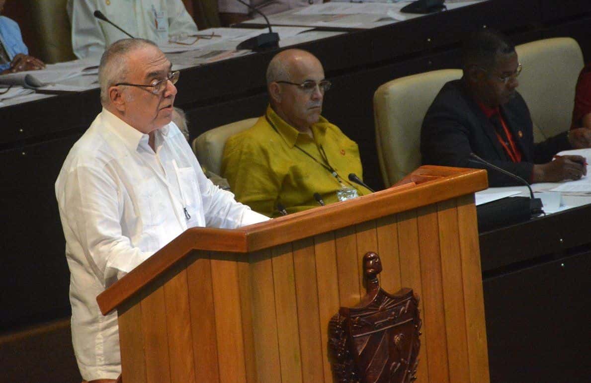 Leonardo Andollo, diputado y segundo jefe de la Comisión de Implementación de los Lineamientos, explica los resultados del experimento de Artemisa y MAyabeque en laANPP. Foto: Juentud Rebelde.