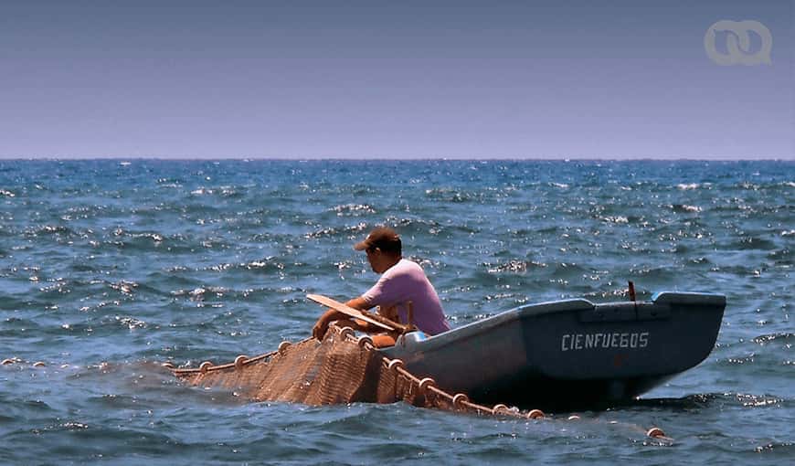 Pescar mar adentro no es opción para muchos pescadores cubanos porque no cuentan con los recursos materiales necesarios. Foto: Miguel Suárez