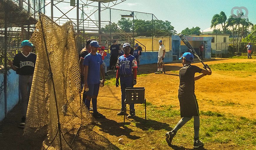 Integrantes de equipos infantiles entrenando béisbol en Quivicán, Mayabeque. Foto: Leydis Hernández Mitjans.