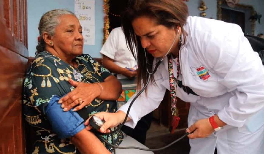Cuban doctor seeing to a Venezuelan patient. Photo: Taken from Venezuelan TV
