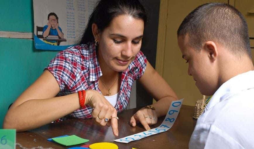 Educadora especial en una escuela en ruinas