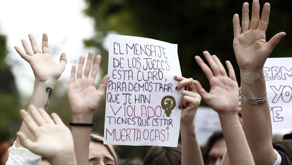 GRAF4187. PAMPLONA (ESPAÑA), 27/04/2018.- Cientos de personas se han concentrado este mediodía frente al Palacio de Justicia de Navarra en protesta por la sentencia de la Audiencia Provincial que condena a los cinco acusados de la Manada por abusos sexuales.En respuesta a la convocatoria realizada a través de las redes sociales por colectivos feministas, cientos de personas, muchas de ellas mujeres jóvenes, se han congregado en el Palacio de Justicia al grito de "no es abuso, es violación". EFE/Jesus Diges