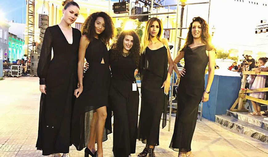Integrantes de Mandarina Blue junto a la diseñadora de vestuario Lissette Ayfer Fuentes.