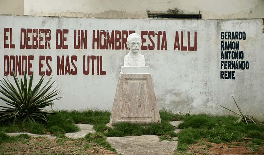 El humanista que dijo cultivar “una rosa blanca” hasta para quien le arrancaba<br />el corazón, no debe ser pretexto de odios inútiles. Foto: Osmel Betancourt (elTOQUE)

