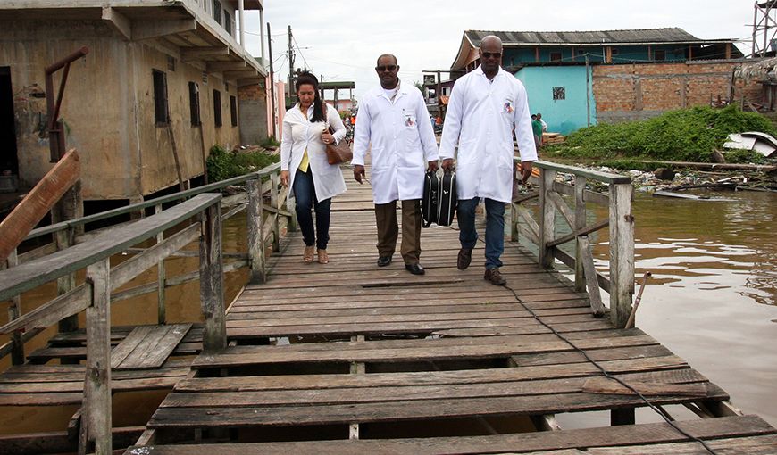 Siete profesionales cubanos del Programa Más Médicos atendían en Portel, ciudad con 58 mil habitantes al suroeste de la Isla de Marajó, donde se llega, desde Belém, tras 14 horas de barco por el río Pará. Foto tomada del sitio web del Observatório de Tecnologias de Informação e Comunicação em Sistemas e Serviços de Saúde (OTICS).