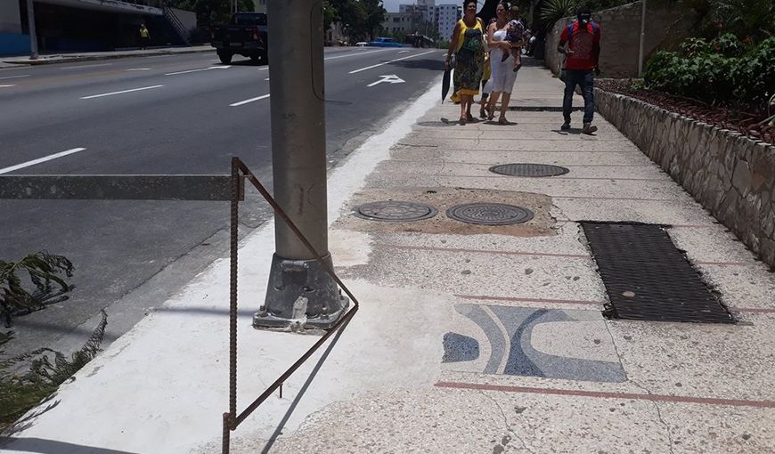 Mosaicos dañados en La Rampa, en La Habana. Foto: Luz Escobar (@Luz_Cuba) Tomada del perfil en Twitter de Camilo Condis.