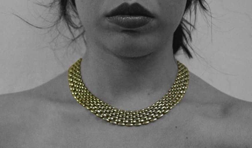 ¿Todo por una gargantilla?