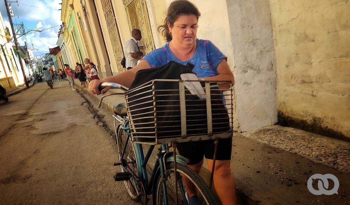 mujer bicicleta cuba