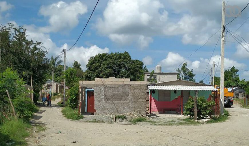 Nuevo Amanecer es un asentamiento ilegal en Santa Clara, en el cual algunas personas han construido casas con materiales perdurables o, al menos, lo han intentado. Foto: Kyn Torres.