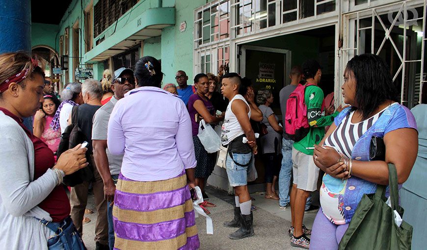 Cola de diciembre en una Panadería de la calle Reina en Centro Habana. Foto: Alba León Infante