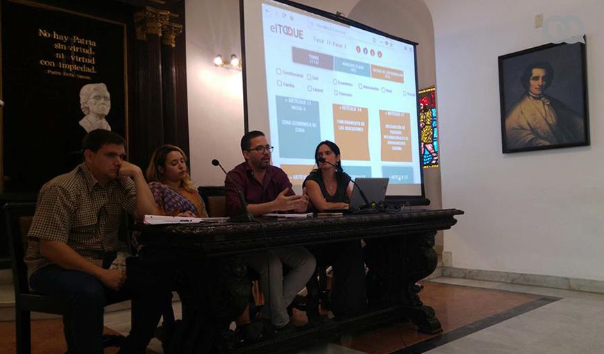 De izquierda a derecha, el panel estuvo integrado por Julio Fernández Estrada, Jessica Domínguez (moderadora), Eloy Viera y Ailynn Torres, en el aula magna del católico Centro Cultural Padre Félix Varela. Foto: elTOQUE