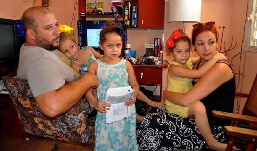 Primero nació Sofía y a falta de tres días para su primer onomástico nacieron las gemelas Verónica y Vivianne. Foto: Yariel Valdés