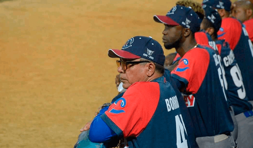 Equipo de béisbol de Camagüey luciendo gorras donadas por aficionados residentes en el extranjero. Foto: Alejo Rodríguez./ Tomada de la página de Facebook Los Toros de la llanura.