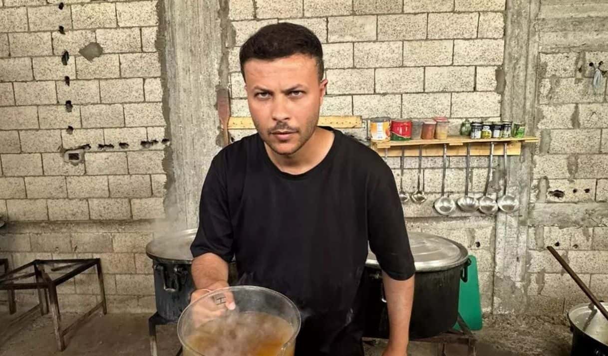 Un influencer gastronómico palestino le pone “amor y resistencia” a sus platos para alimentar a los desplazados en Gaza