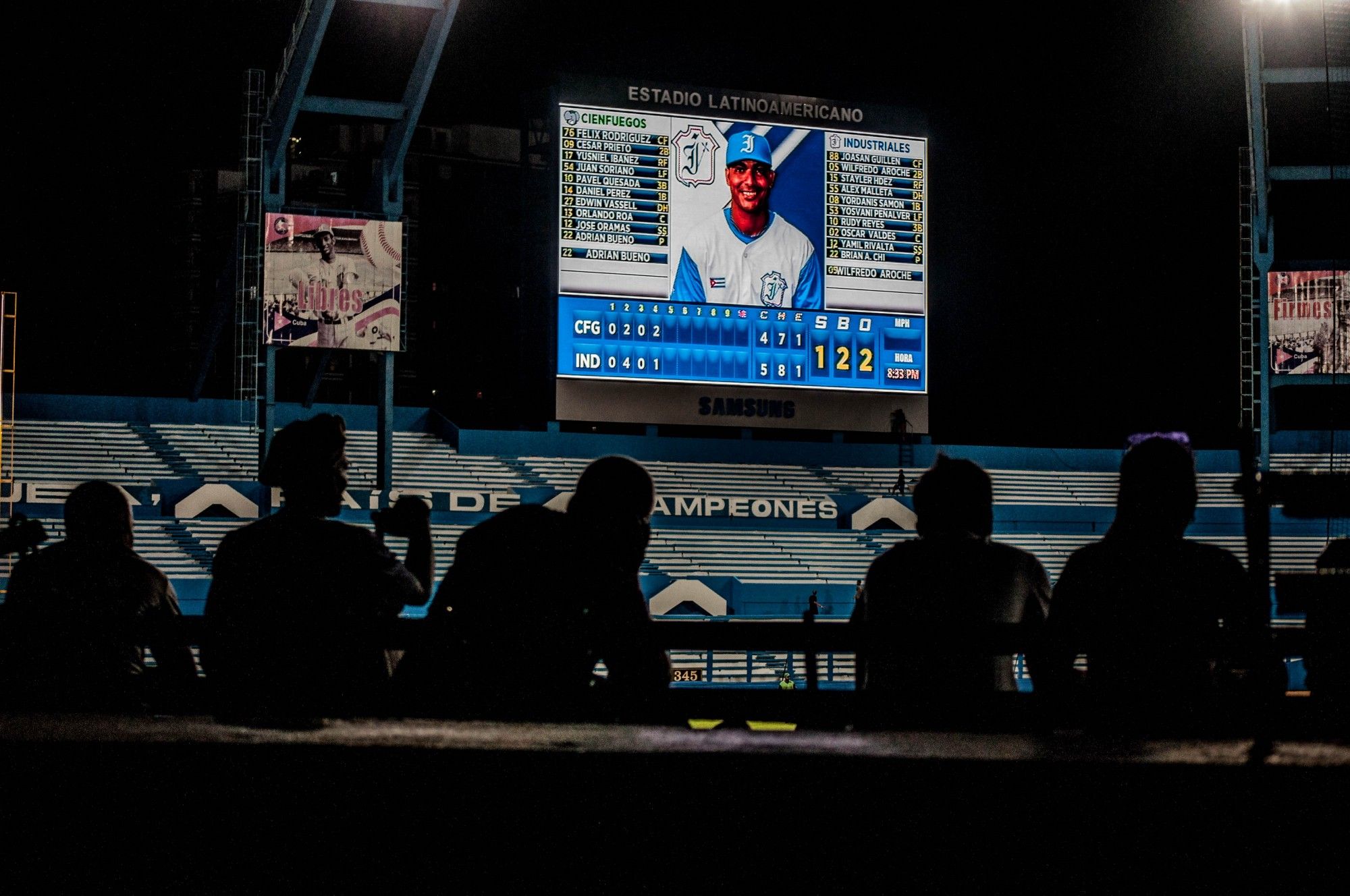 La nueva pantalla Samsung del Latino: una razón por la cual algunos visitarán el Estadio esta temporada. Fotos: Julio Batista