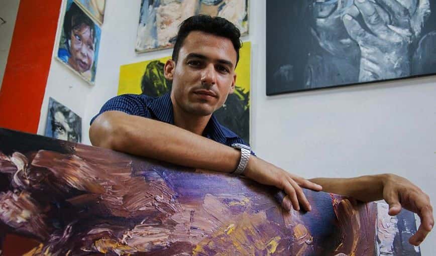 El pintor cubano rafael Ricabal en su estudio-taller de la calle Empedrado. Foto: Thays Roque.