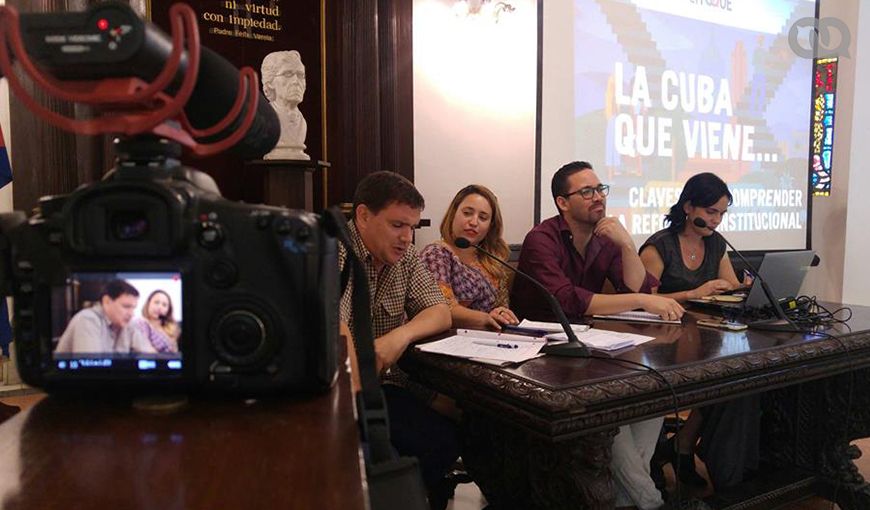 De izquierda a derecha, el panel estuvo integrado por Julio Fernández Estrada, Jessica Domínguez (moderadora), Eloy Viera y Ailynn Torres, en el aula magna del católico Centro Cultural Padre Félix Varela. Foto: elTOQUE