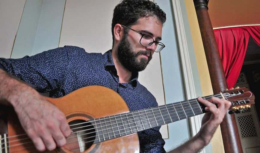 El guitarrista Roberto Cano destaca por su virtuosismo. Foto: Yariel Valdés.