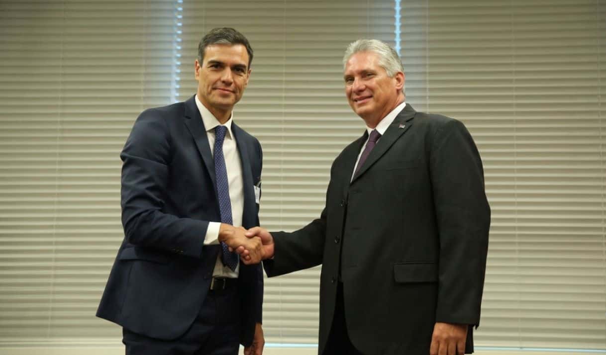 El jefe de gobierno español Pedro Sánchez (izq.) y el gobernante cubano Miguel Díaz-Canel. Foto: Exterior España. 