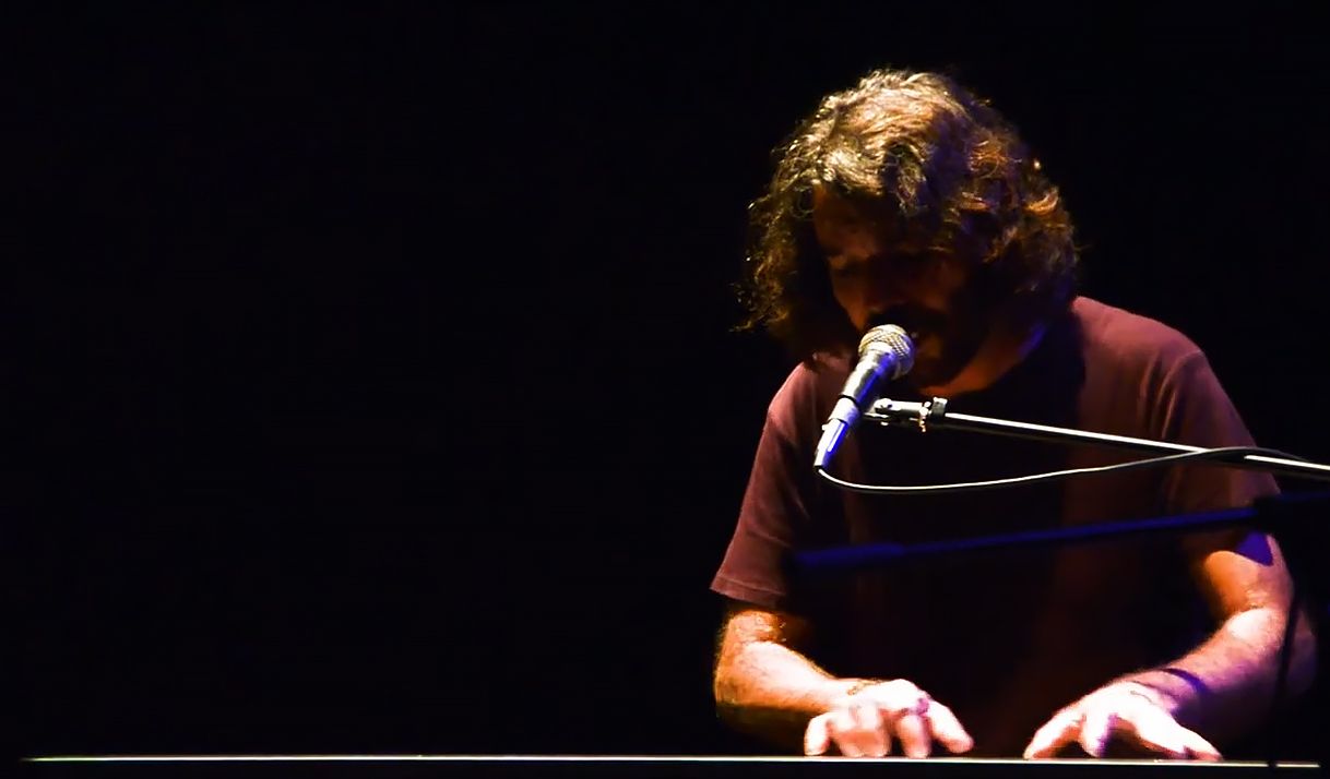 santiago feliú tocando piano