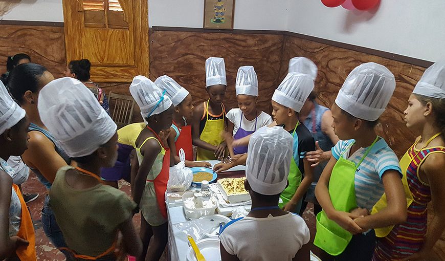 Taller con niños de Los Pocitos, como parte del proyecto comunitario Akokán