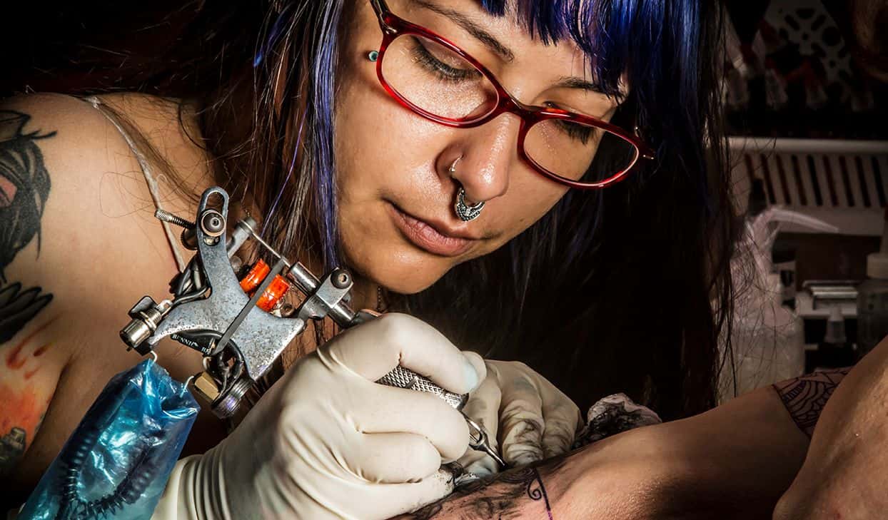 Las mujeres tatuadoras ganan espacio en Cuba. Foto: Alejandro Trujillo Valdés