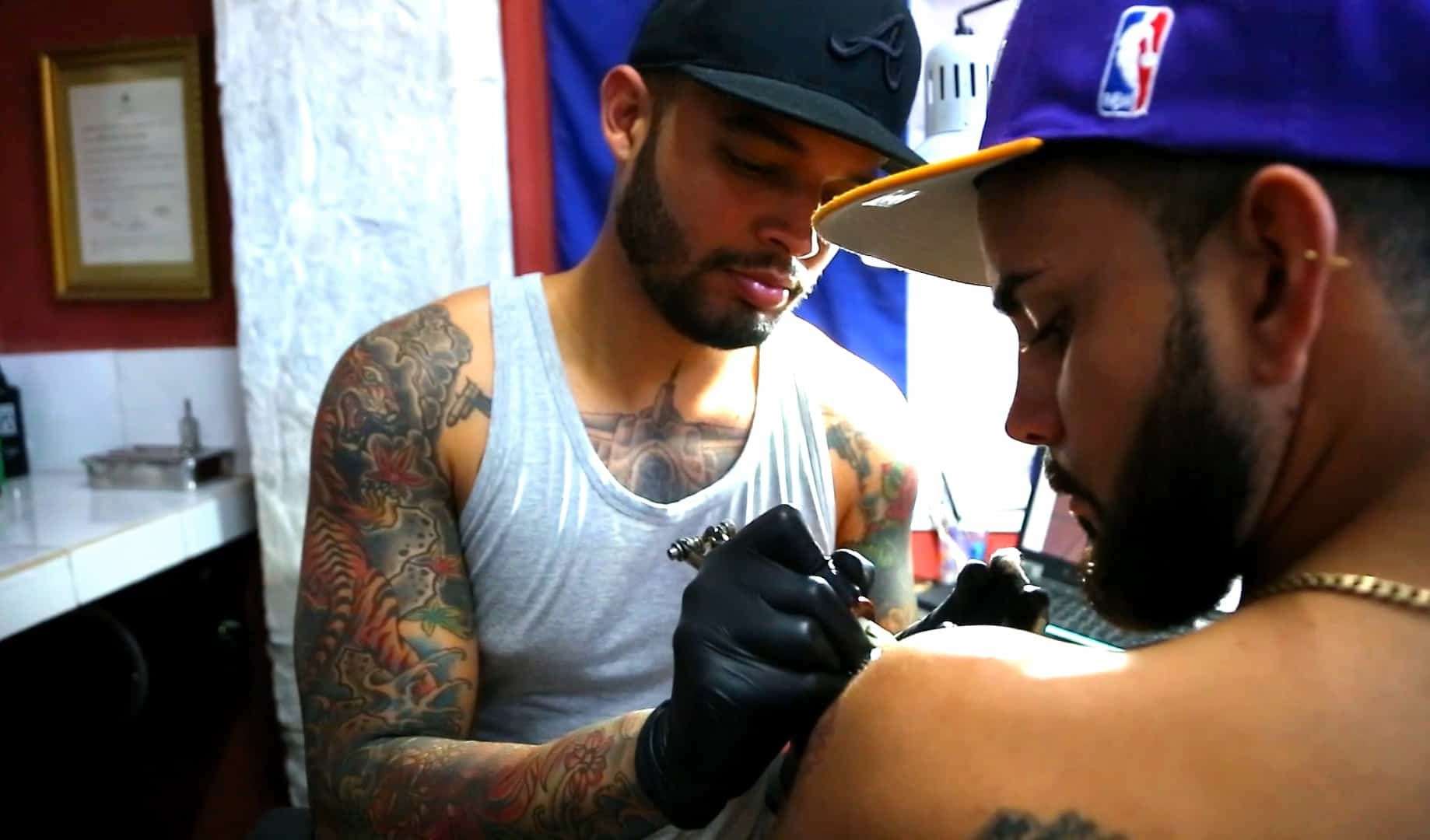 joven haciendo tatuajes en Holguín. Foto Ary Guerrero