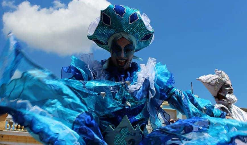 El Grupo de teatro callejero Tecma, de Pinar del Río, toma las calles con vestuarios llamativos. Foto: Henry A. Pérez.