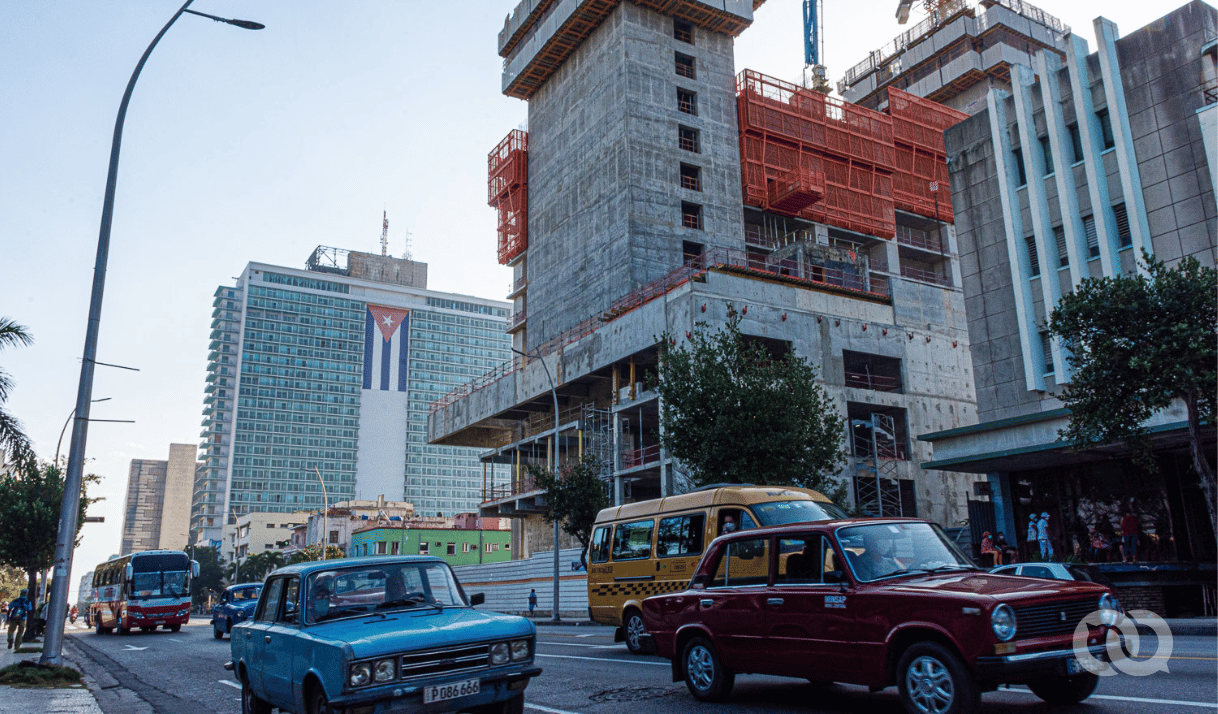 hoteles, autos, edificios