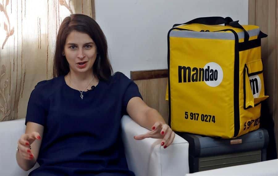 Marta Deus, emprendedora cubana que fundó y lidera «Negolution»; la única revista sobre negocios publicada en la isla. También dirige Mandao, un servicio de mensajería y comida a domicilio inspirado en las plataformas Uber Eats y Glovo, en La Habana (Cuba). Foto: EFE/ Ernesto Mastrascusa. Tomada de OnCubaNews. 