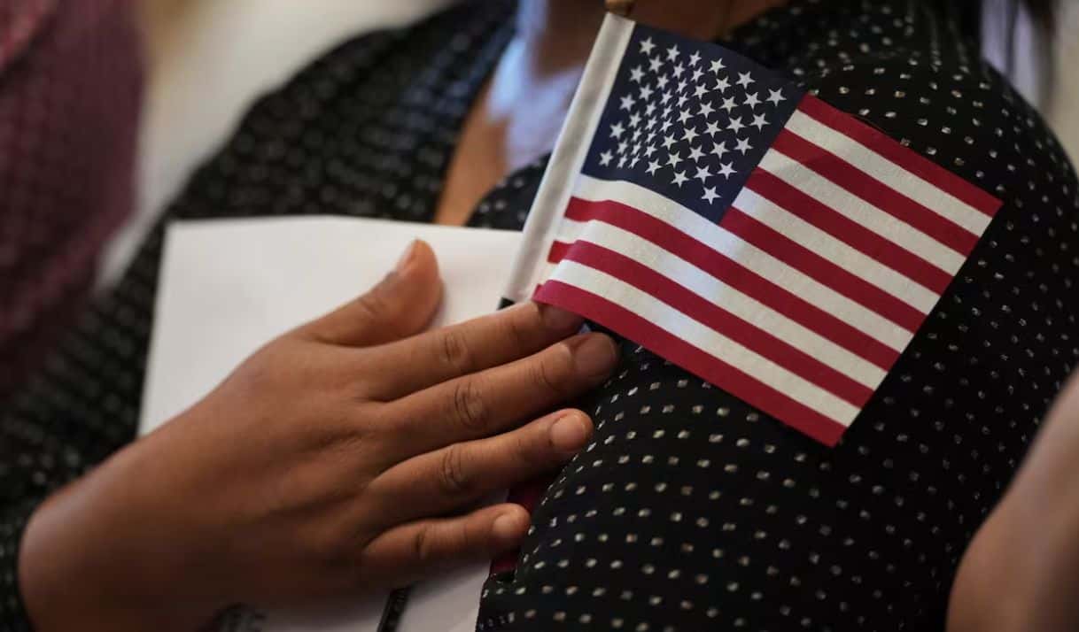 Un juez declaró ilegales las políticas, al concluir que USCIS no puede suspender indefinidamente los procesos y que la agencia violó las leyes migratorias que debía administrar. Foto: Eric Gay/AP. 