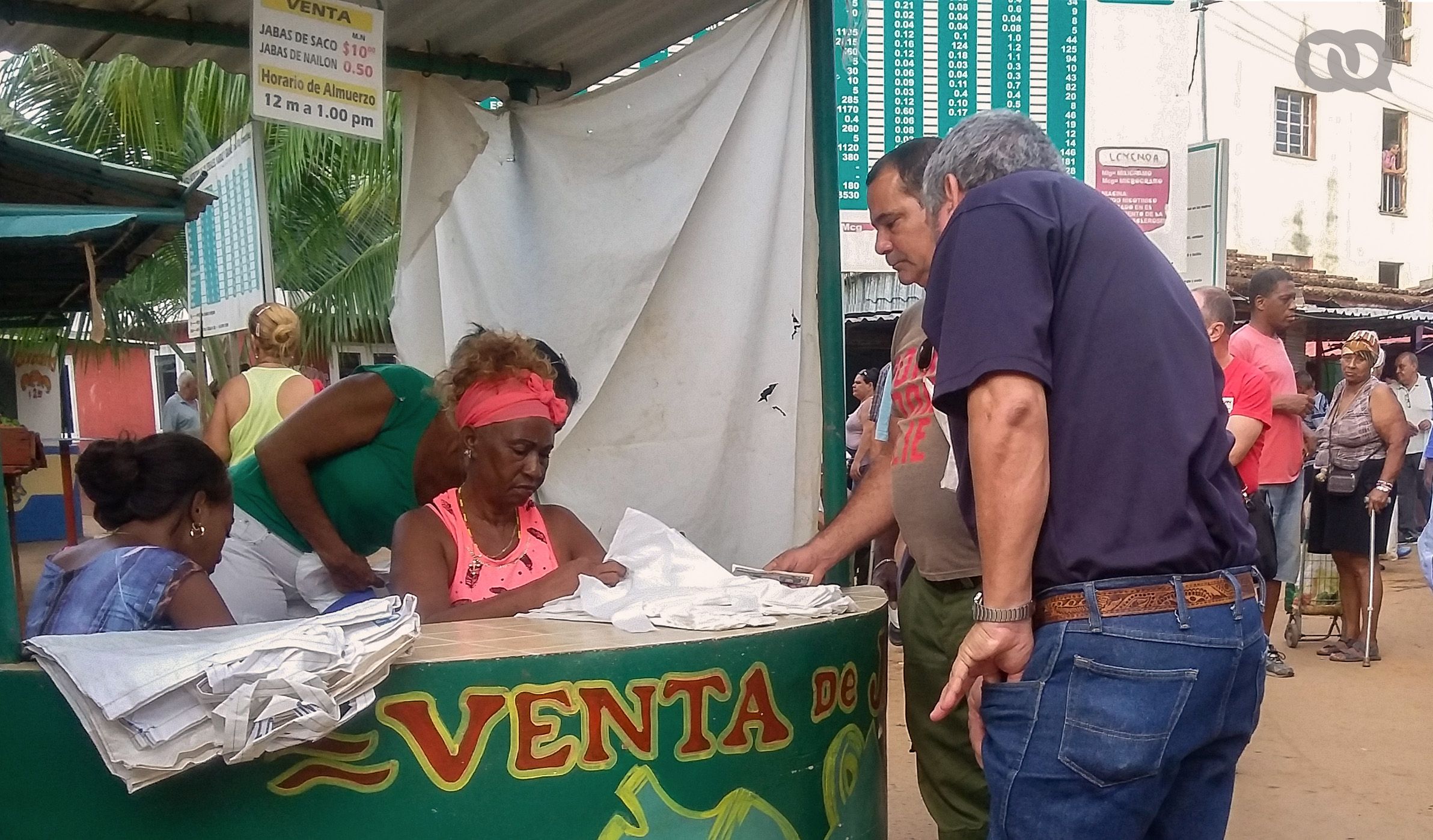 Venta de jabas en mercados de la EJT en La Habana. Foto: Claudia Rodríguez Herrera.