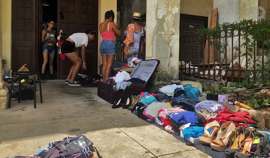 En el portal de su casa, Carolina vende junto a sus amigas ropa de ellas mismas, de sus novios y hasta de sus madres. Foto por Pedro Sosa.