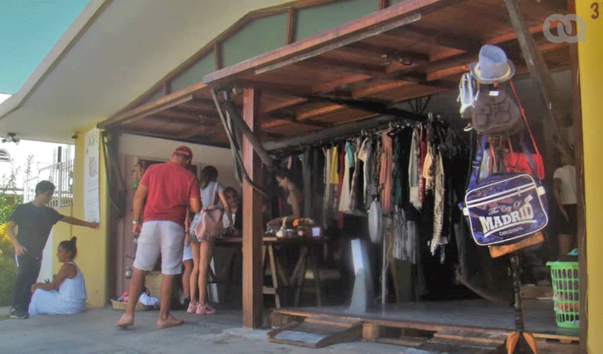 Algunos organizadores son fieles al término y realizan sus ventas en garajes abiertos a quien quiera entrar y mirar. Foto: Pedro Sosa.