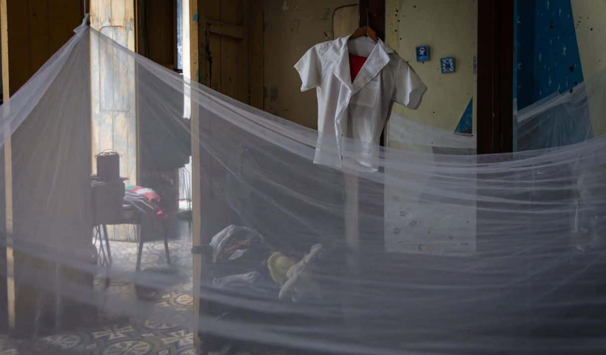 Desde Pinar del Río hasta Guantánamo, miles de familias atraviesan los mismos síntomas, las mismas noches de fiebre sin medicinas, las mismas visitas inútiles a hospitales colapsados. Foto: Girón.