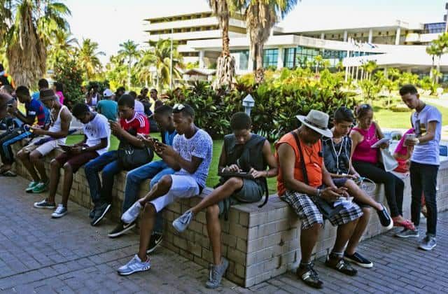 ¿Qué hacen los jóvenes cubanos con la Wi-Fi de ETECSA?