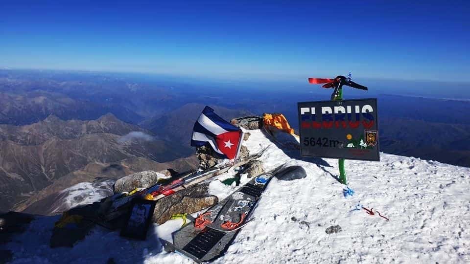 Yandy Nuñez en la cima del Elbrus. Foto: Cortesía del entrevistado. Tomada de OnCubaNews.