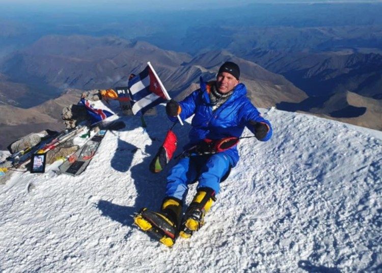 El cubano Yandy Núñez en la cima de Europa. Tomada de OnCubaNews