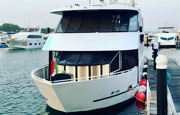 Abu Dhabi Yacht Sunset Dinner