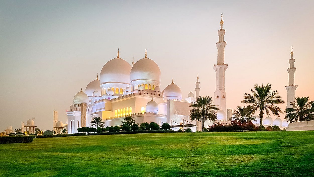 Full Day Abu Dhabi City Tour covering top landmarks and shopping attractions