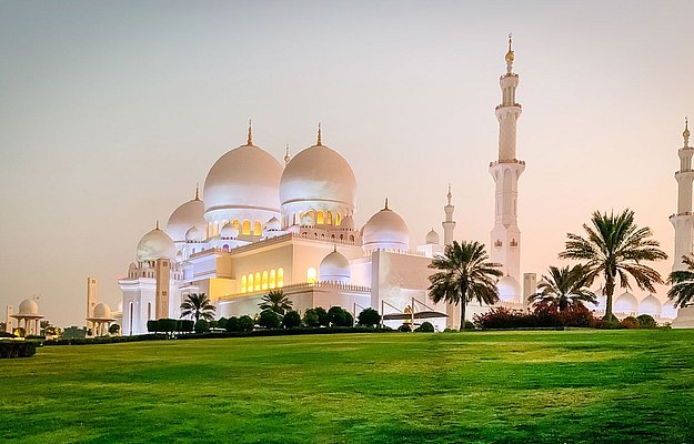 Abu Dhabi city tour featuring major attractions and shopping spots