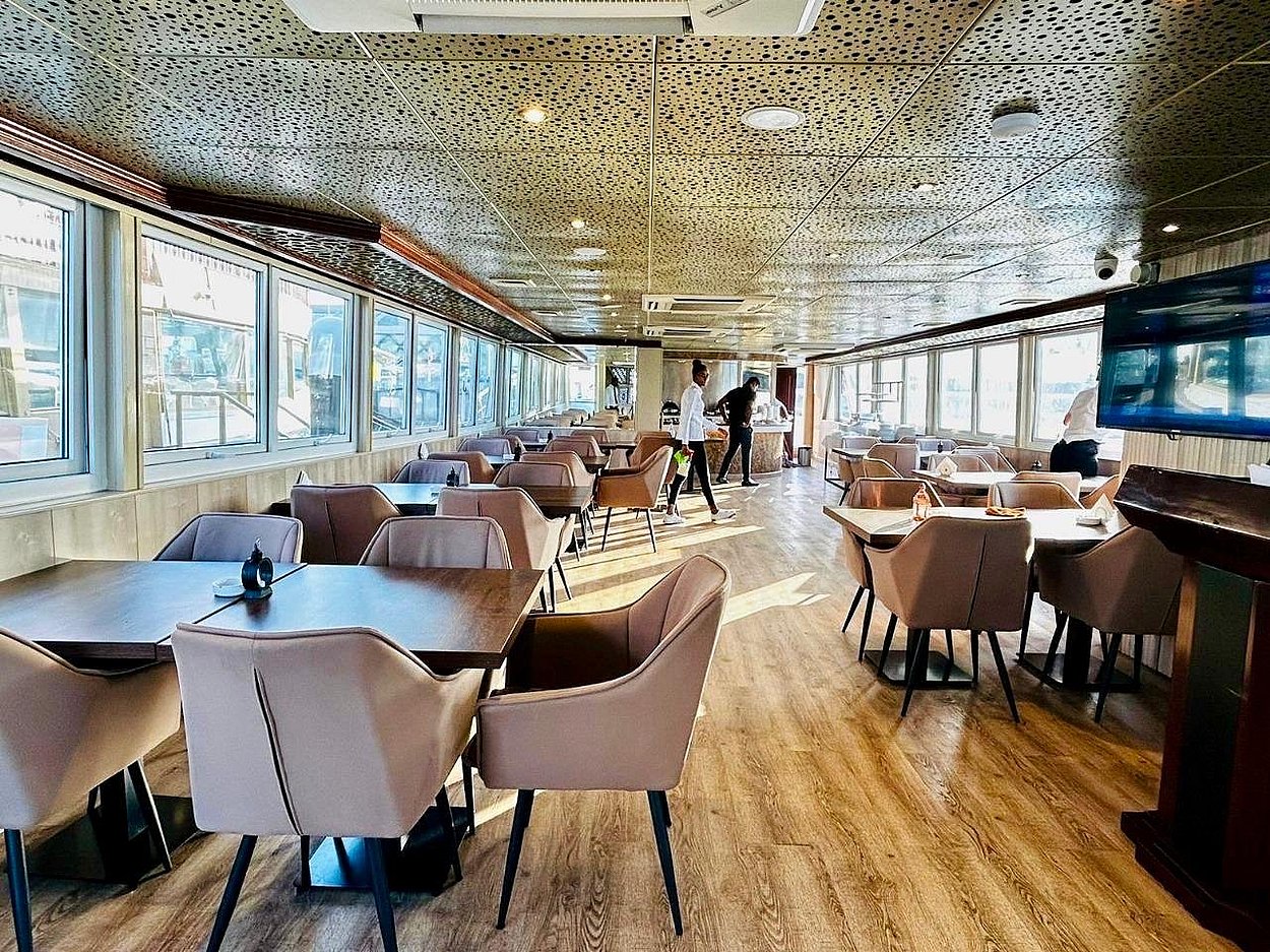 Luxury Yacht Dining Experience in Abu Dhabi