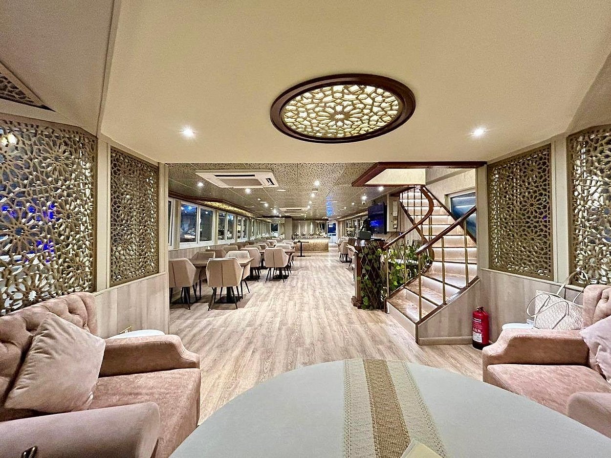 Luxury Yacht Dinner Cruise in Abu Dhabi