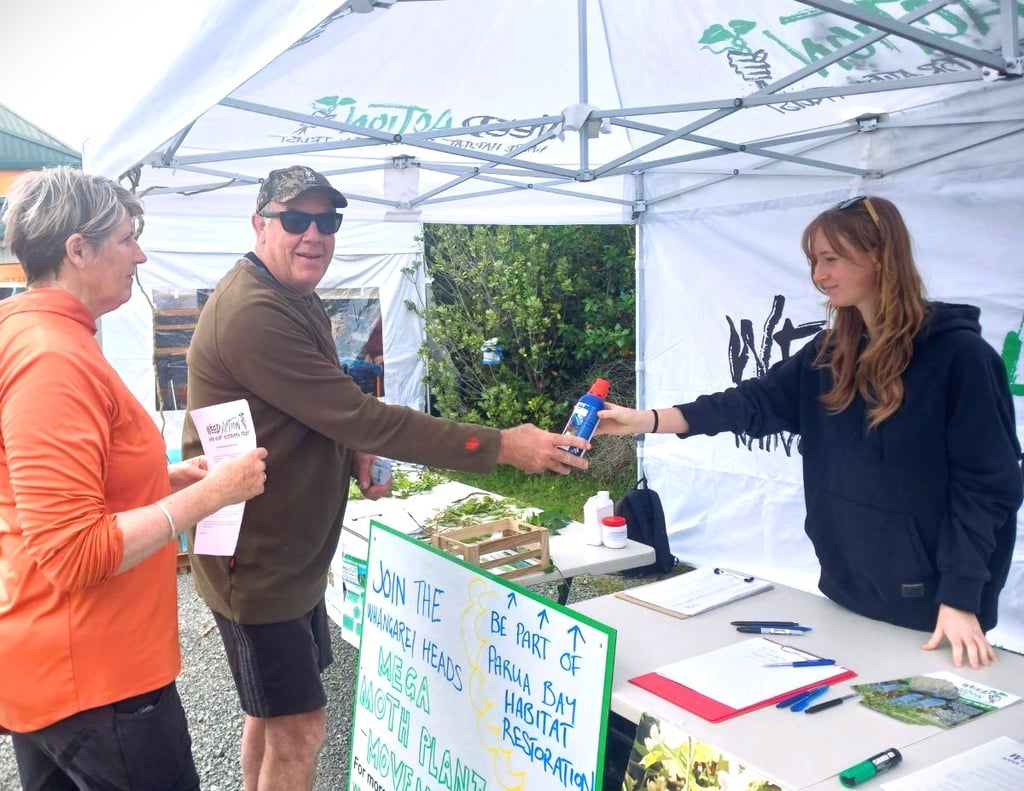 Handing out free herbicide gels